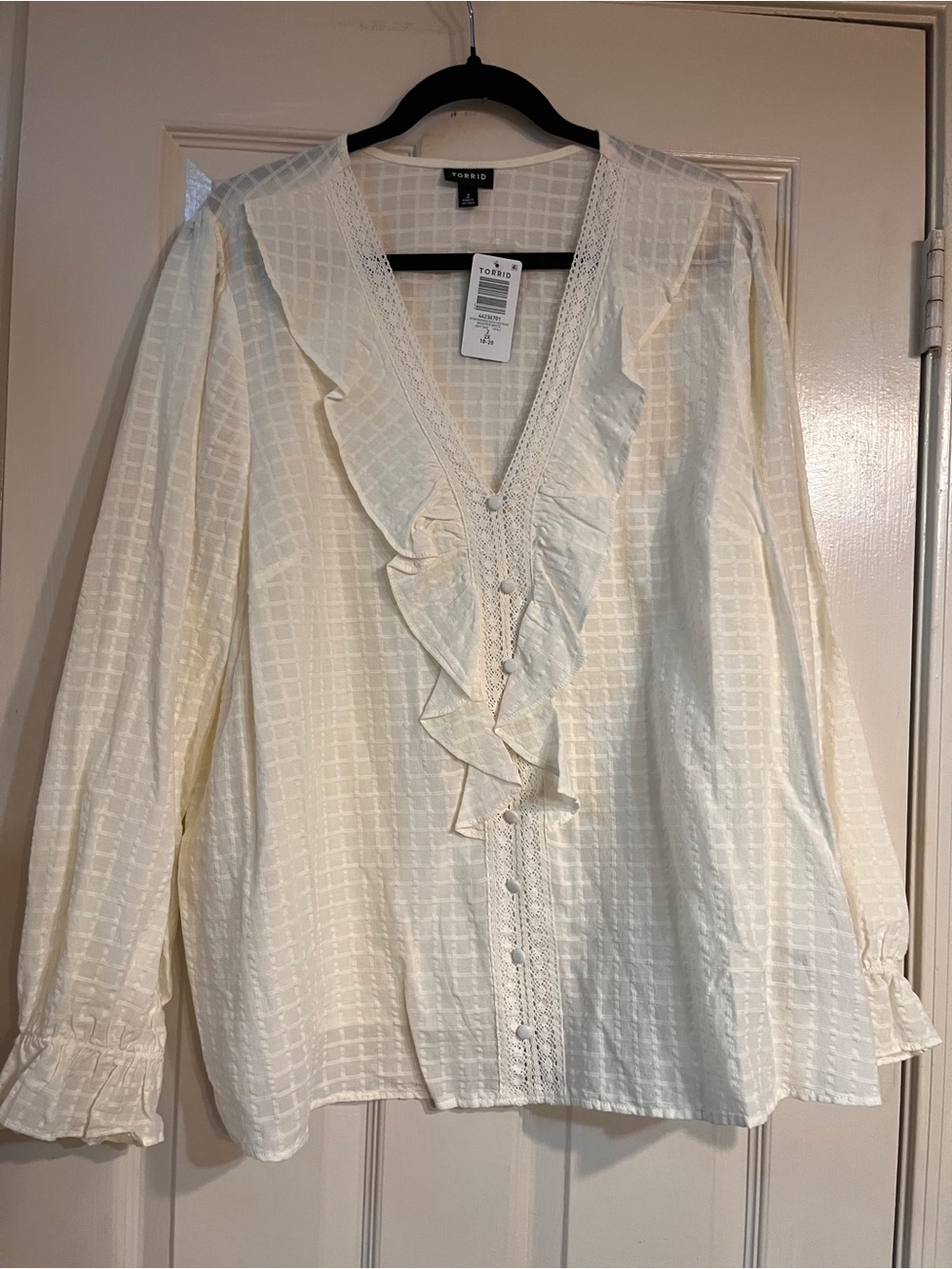 NWT Torrid Ivory Ruffle V-Neck Button-Front Blouse